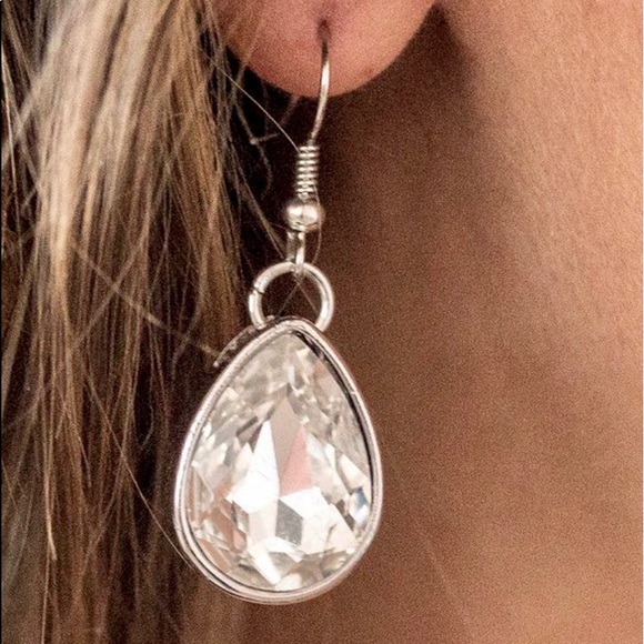 Show Stopping Shimmer - White Necklace - Picture 3 of 3